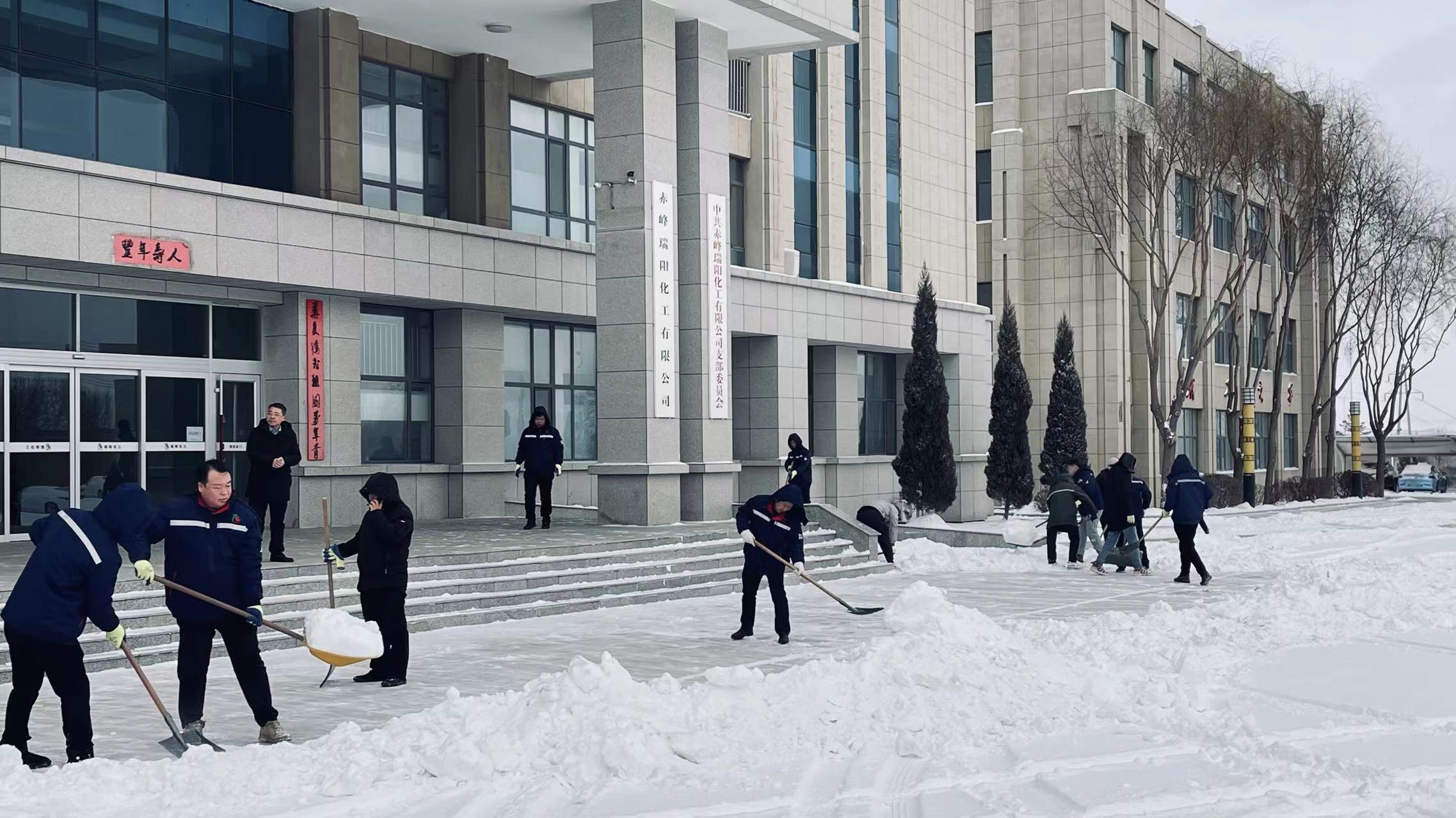 不畏嚴(yán)寒，除雪保安全出行